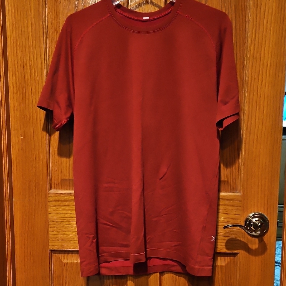 lululemon athletica Men's Burgundy Short Sleeve Tee
